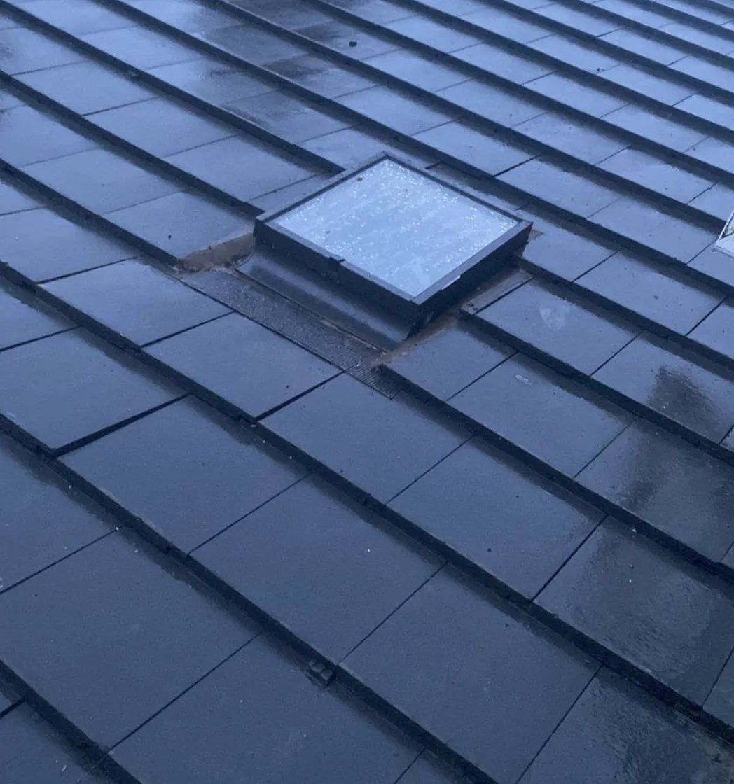 Roof window set within a slate roof